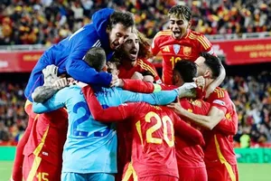 Tây Ban Nha thắng luân lưu 5-4 sau khi hòa chung cuộc 5-5 với Hà Lan.