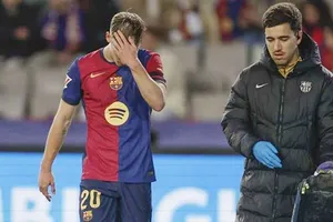 Dani Olmo thất vọng rời sân chỉ sau 28 phút thi đấu vì chấn thương.