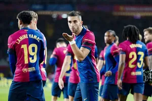 Barcelona thắng Osasuna 3-0 để gia tăng cách biệt lên 3 điểm so với Real Madrid.