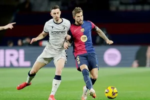 Inigo Martinez chơi trọn vẹn 90 phút khi Barcelona đánh bại Osasuna 3-0.