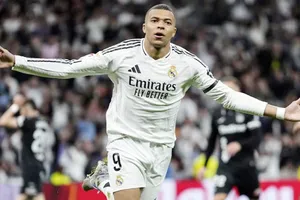 Kylian Mbappe sánh ngang thành tích ghi 33 bàn của Cristiano Ronaldo trong mùa giải ra mắt Real Madrid.