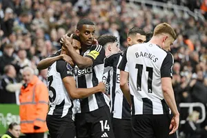 Isak (số 14) đóng góp một bàn trong thắng lợi của Newcastle trước Brentford