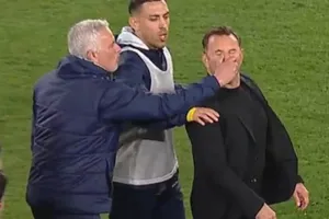 HLV Jose Mourinho đã có một cuộc ẩu đả kỳ lạ khi véo mũi đồng nghiệp Okan Buruk.