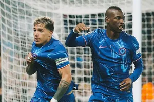Enzo Fernandez đưa Chelsea trở lại tốp 4 với cú đánh đầu giúp Chelsea thắng Tottenham 1-0.
