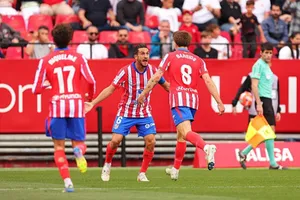 Barrios (số 8) là người hùng mang về thắng lợi cho Atletico Madrid trước Sevilla