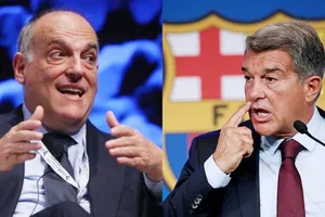Chủ tịch Javier Tebas (trái) và tổ chức La Liga của ông có vẻ không chấp nhận thua Barcelona vì vụ Dani Olmo và Pau Victor.