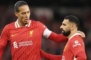 Virgil van Dijk (trái) và Mo Salah đã quyết định ở lại với Liverpool
