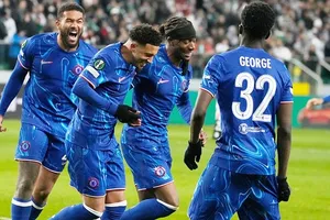Chelsea vẫn toàn thắng trong giải khi giành kết quả 3-0 ngay trên sân Legia Warsaw. 
