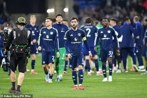 Các cầu thủ Manchester United thất vọng rời sân