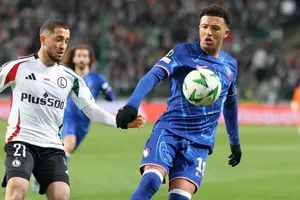 Jadon Sancho (phải, Chelsea) đi bóng qua hậu vệ Legia trong trận lượt đi