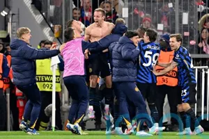 Davide Frattesi xé áo ăn mừng cùng đội hình Inter Mian khi ghi bàn ấn định chiến thắng 2-1 tại Bayern Munich.