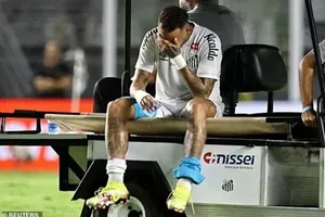 Neymar bật khóc khi phải rời sân trên xe y tế