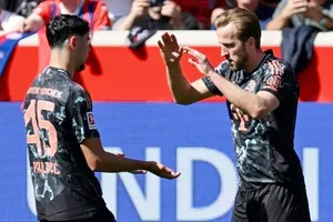 Harry Kane (phải) ghi bàn thứ 24 ở Bundesliga mùa này