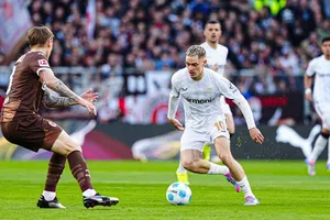 Hy vọng giành chức vô địch Bundesliga thứ 2 liên tiếp của Leverkusen (phải) tan thành mây khói sau trận hòa St. Pauli 1-1.