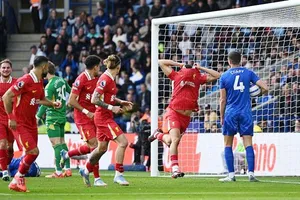 Liverpool đánh bại Leicester 1-0 và đã chạm 2 tay vào chức vô địch Anh thứ 20.