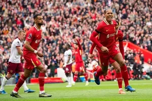 Trung vệ Virgil van Dijk thể hiện sự trung thành với Liverpool