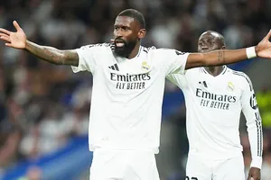 Antonio Rudiger phản ứng trong trận Real Madrid thua 2-3 trước Barcelona tại chung kết Copa del Rey.
