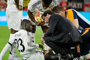 Ferland Mendy chấn thương sau vài phút chơi trận cshung kết Cúp Nhà vua