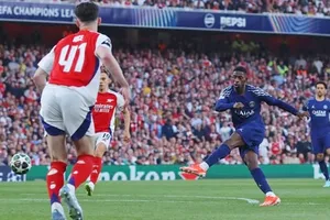 Bàn thắng sớm của Ousmane Dembele giúp PSG thắng 1-0 ngay trên sân Arsenal ở lượt đi bán kết.