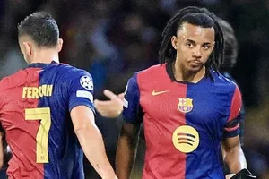 Hậu vệ Jules Kounde của Barcelona đã dính chấn thương gân kheo trái.