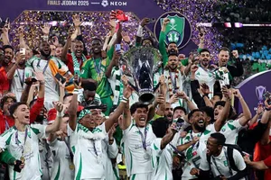 Đội trưởng Firmino nâng cao chiếc cúp C1 châu Á danh giá cho Al-Ahli