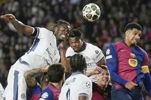Barcelona cần thay đổi nhiều quân bài ở hàng thủ.