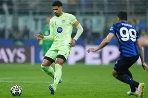 Ronald Araujo bị gọi tên trong 2 bàn thua cuối trận của Barcelona