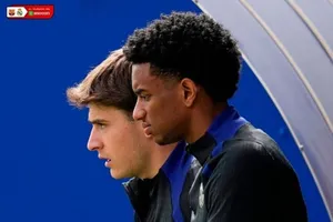 Alejandro Balde (phải) đã tham gia buổi tập đầy đủ của Barcelona