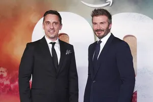 David Beckham (phải) và Gary Neville là một phần chủ sở hữu CLB bóng đá Salford City.