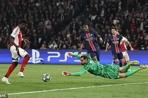Thủ môn Gianluigi Donnarumma (PSG) cản phá cú sút của Bukayo Saka (Arsenal)