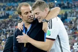 HLV Hansi Flick và Toni Kroos ở tuyển Đức