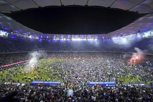 Hamburg SV giành quyền trở lại Bundesliga sau 7 năm bằng cách đánh bại Ulm 6-1 vào thứ Bảy.