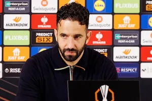HLV Ruben Amorim đài thọ cho người thân của nhân viên xem chung kết Europa League.