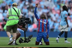 Eberechi Eze ăn mừng chiến thắng trên sân Wembley