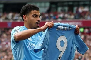 Morgan Gibbs-White dành tặng chiến thắng của Nottingham Forest trước West Ham cho Taiwo Awoniyi 