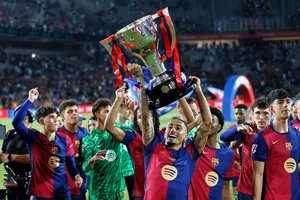 Barcelona nâng cao chiếc cúp vô địch Tây Ban Nha thứ 28 trên sân nhà.