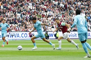 Morgan Gibbs-White đoạt bóng và ghi bàn mở tỷ số cho Nottingham Forest