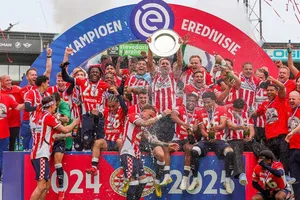 PSV Eindhoven vô địch Hà Lan lần thứ 26 nhưng là danh hiệu chắc chắn khó quên nhất trong lịch sử.