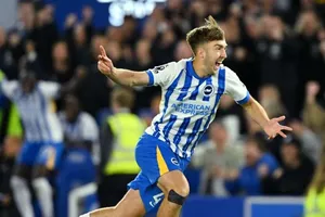 Cầu thủ dự bị Jack Hinshelwood ghi bàn quyết định khi Brighton ngược dòng thắng 3-2 trước Liverpool.