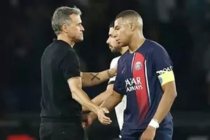 HLV Luis Enrique khẳng định Paris Saint-Germain của ông cũng là một "đội bóng thực thụ" khi họ có Kylian Mbappe