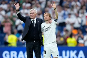 HLV Carlo Ancelotti và tiền vệ Luka Modric đã có màn chia tay đầy cảm xúc với Real Madrid.