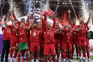 Liverpool nâng cao cúp vô địch Premier League sau trận hòa 1-1 với Crystal Palace trong ngày cuối cùng