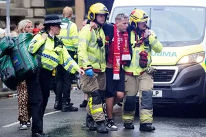 Một người đàn ông đã lái một chiếc xe tải nhỏ đâm vào đám đông người hâm mộ Liverpool đang ăn mừng chức vô địch Premier League.