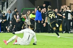 Denis Bouanga ăn mừng bàn thắng trong hiệp phụ