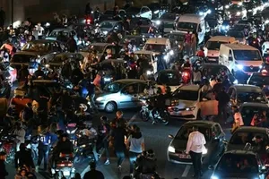 người hâm mộ ăn mừng chiến thắng chung kết Champions League tuyệt đẹp của Paris Saint-Germain.