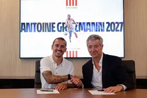 Atletico Madrid trao cho tiền đạo kỳ cựu Antoine Griezmann bản gia hạn hợp đồng 2 năm.