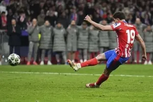 Pha chạm bóng đúp của Julian Alvarez (Atletico) ở vòng 16 đội Champions League với Real Madrid.