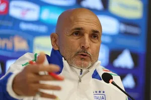 HLV Luciano Spalletti gây bão trong buổi họp báo