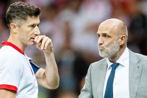 HLV Michal Probierz từ chức sau khi nổ ra bất đồng với tiền đạo ngôi sao Robert Lewandowski.