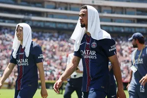 Cầu thủ Paris Saint-Germain dùng mọi cách làm mát sau chiến thắng 4-0 trước Atletico Madrid vào Chủ Nhật